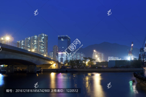 晚上在市中心的橋