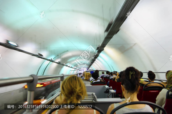 大巴車在隧道中行駛；許多游客游覽羅馬；意大利