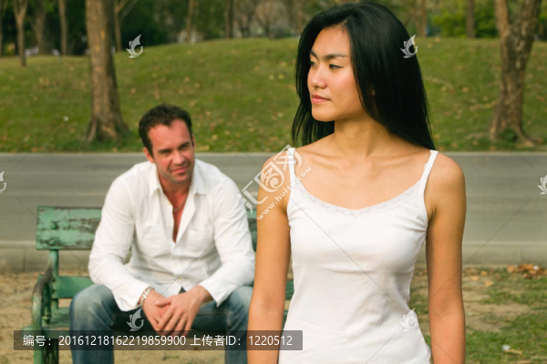 女人看起來不快樂
