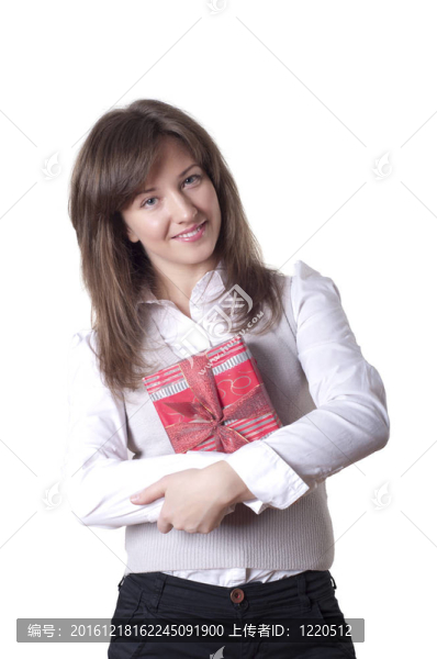 年輕微笑的女人拿著禮物