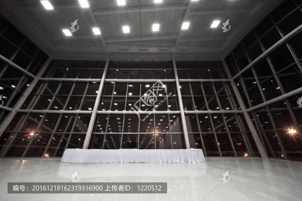 餐桌上擺滿了大白桌布；寬敞的大廳；空