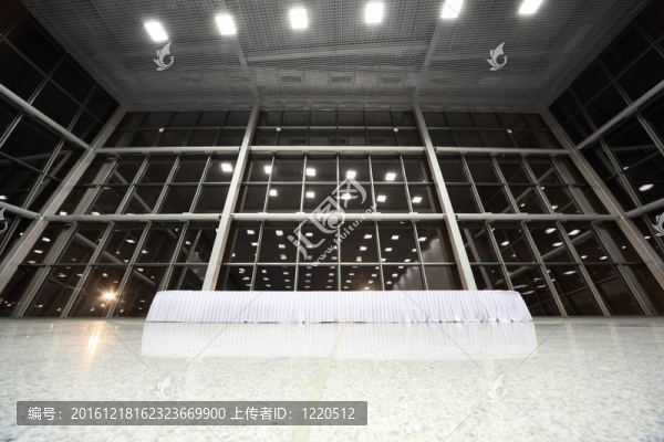 大餐桌上擺滿了大白桌布；寬敞的大廳；空