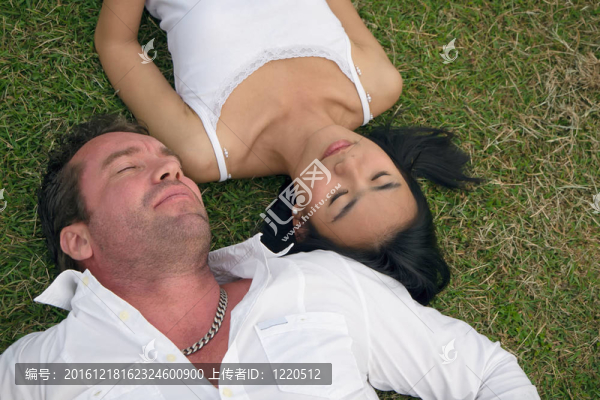 夫妻臥睡