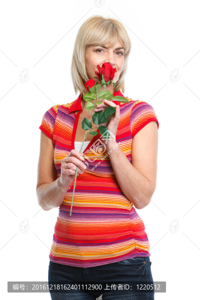 快樂中年女人聞紅玫瑰