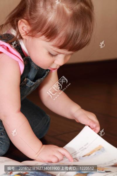 美麗的小女孩，牛仔連身褲和粉色襯衫看書