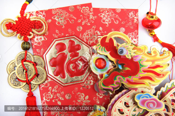 中國(guó)新年的裝飾品--傳統(tǒng)舞龍；金幣和錢的紅包；紅鞭炮