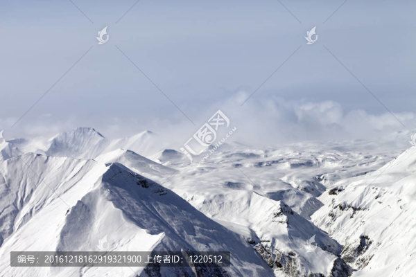 云中雪山