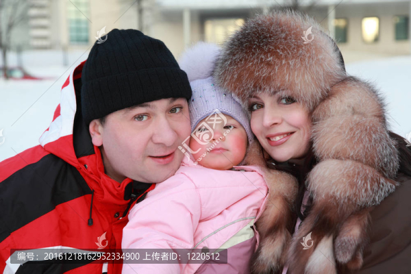媽媽和爸爸把他的小女兒；冬季；多層建筑
