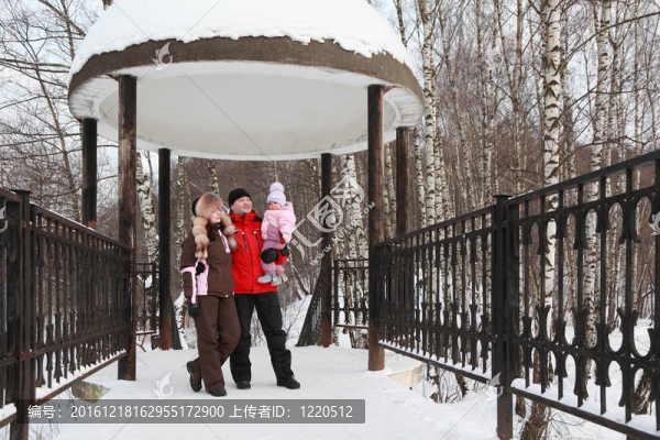 父親；母親和小女兒站在大廳；雪；冬天