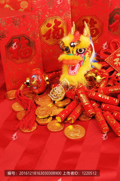 中國新年的裝飾品--傳統(tǒng)舞龍；金幣和錢的紅包；紅鞭炮