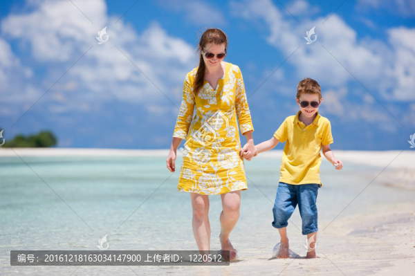 母親和兒子在海灘