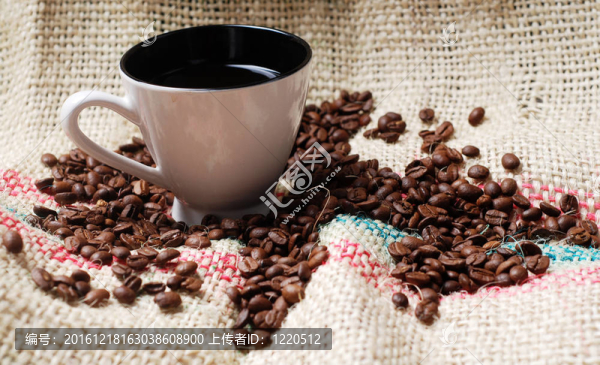 一杯咖啡和咖啡豆
