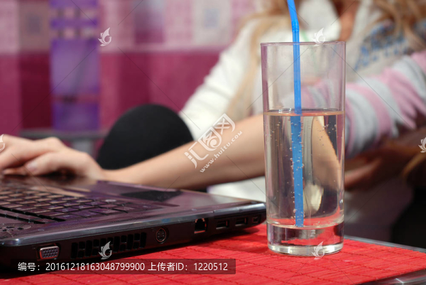 兩個(gè)帶筆記本電腦的女人