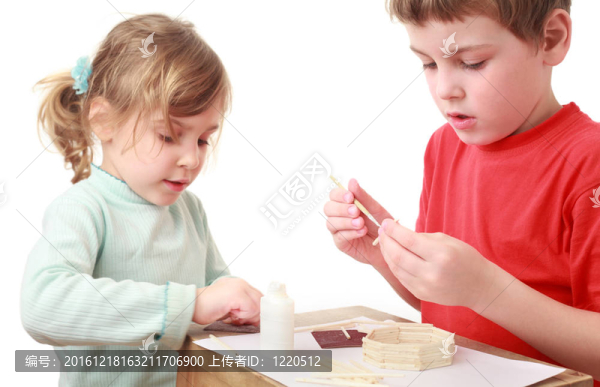 在小桌子上的紅色T恤工藝品的小女孩和男孩；熱情