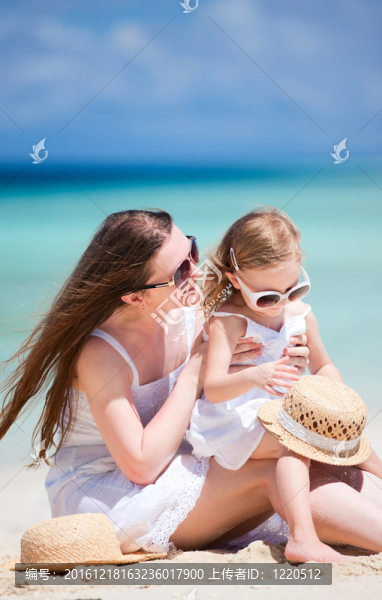 海灘上的母女