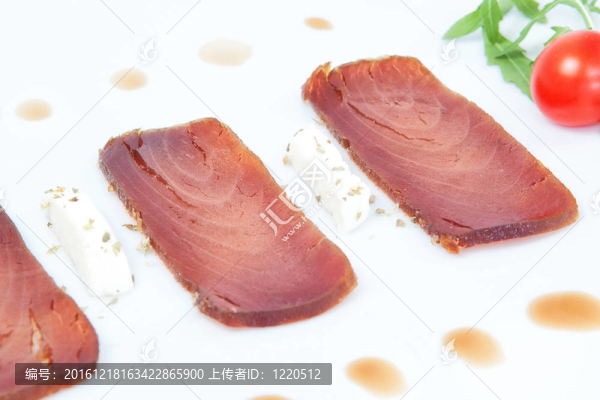 的三片煙熏金槍魚特寫。