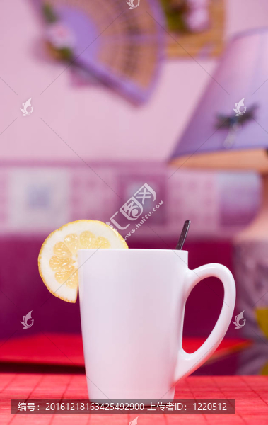 桌上白杯子