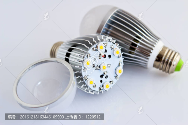 兩個(gè)LED燈泡與1瓦SMD芯片在前臺沒有玻璃蓋