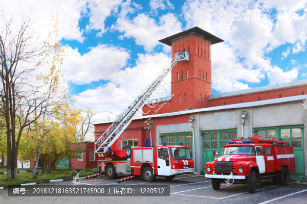 消防站；兩臺(tái)紅色云梯消防車(chē)；紅色高塔