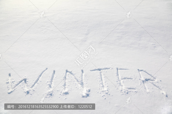 冬日雪白色田野上的大字；不平的表面