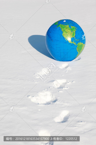 冬季雪地上的大型充氣球；雪地上的腳印
