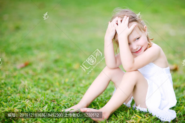 小女孩在戶外