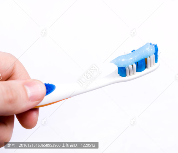帶牙膏的牙刷