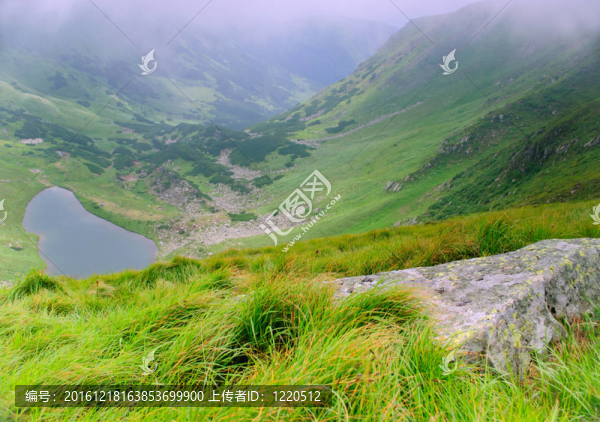 山上的湖