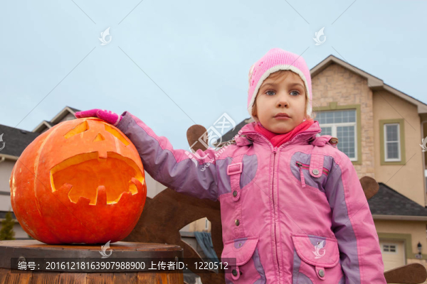 萬(wàn)圣節(jié)樓小女孩和南瓜