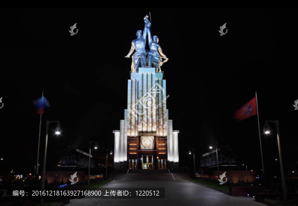 莫斯科工人和集體農(nóng)場(chǎng)紀(jì)念碑在夜間；錘子和鐮刀；蘇聯(lián)的象征