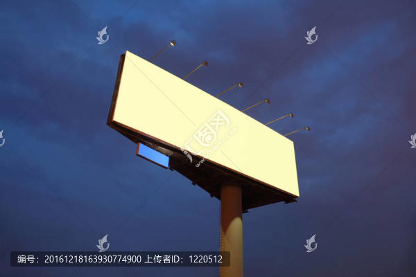 夜晚的黃色廣告牌；明亮的燈光；深藍(lán)色的天空