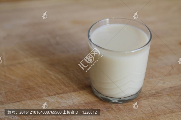 一杯燕麥牛奶