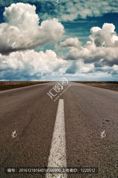 公路上空的云