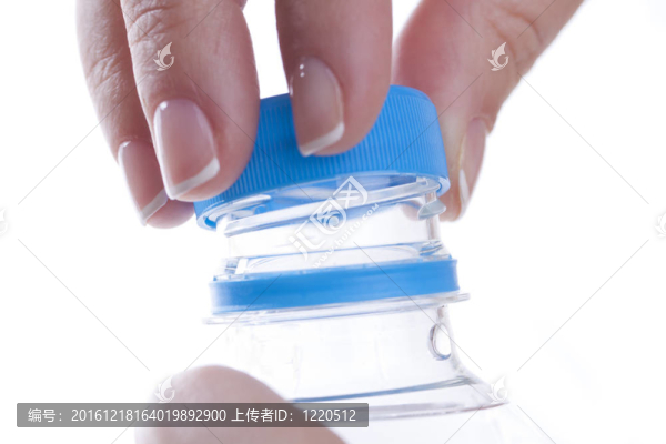 打開一瓶水。
