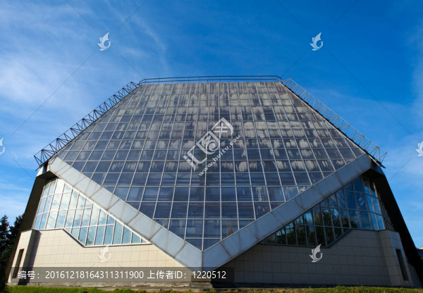 建筑與天空的前面