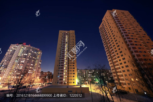 住宅區(qū)與摩天大樓在晚上在冬季