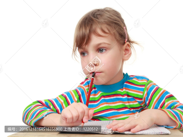 美麗的小女孩想；手里拿著鉛筆，桌上放著筆記本