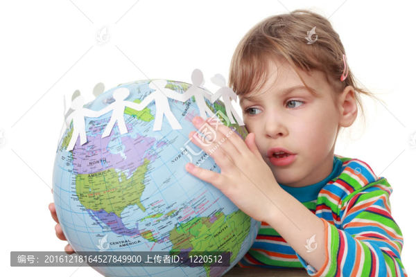 隨著紙的生物和地球的花環(huán)在條紋襯衫打漂亮的小女孩
