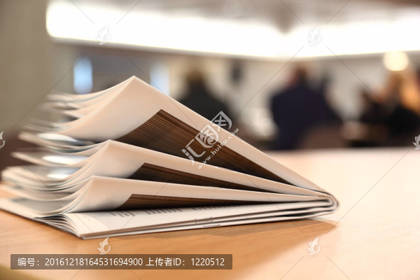 明亮房間里的幾張小冊(cè)子，兩次折疊的宣傳冊(cè)