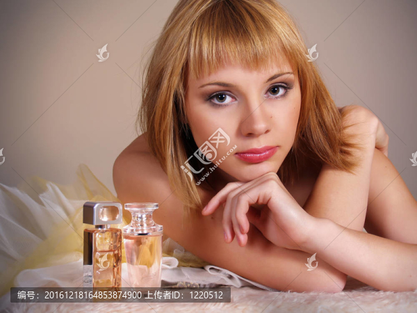 帶香水瓶的年輕女人