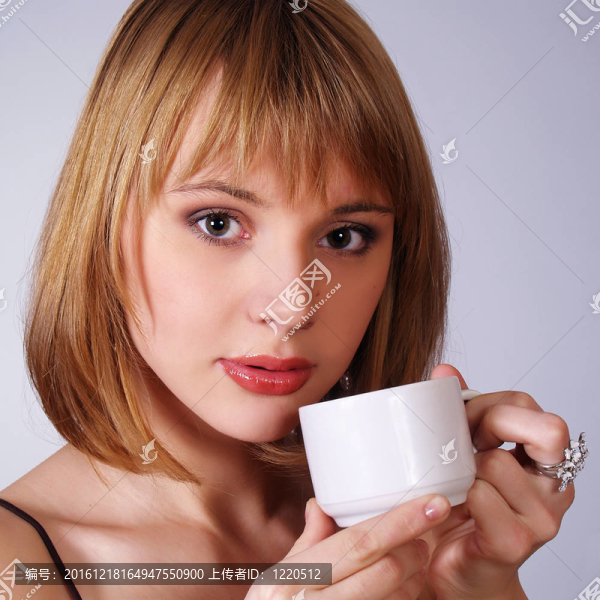 美麗的女孩的畫像和一杯茶或咖啡