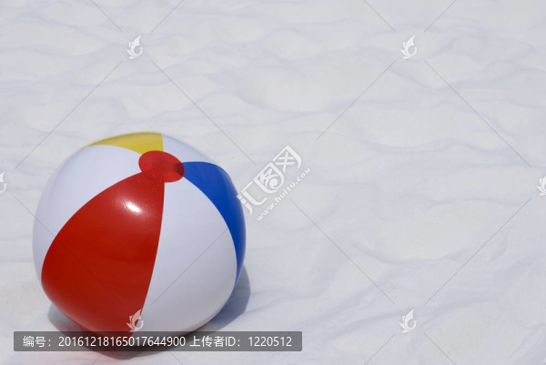 白沙灘上的沙灘球