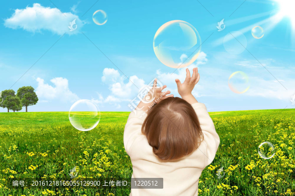 這個(gè)小女孩玩肥皂泡