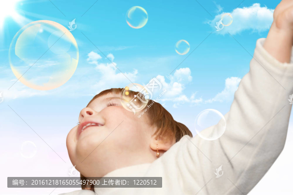 這個小女孩玩肥皂泡