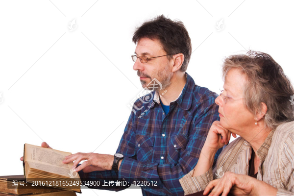 成熟的研究人員與舊書