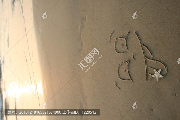 海灘上的臉