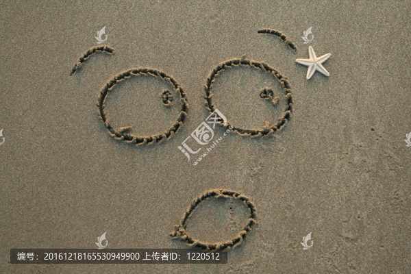 海灘上的臉