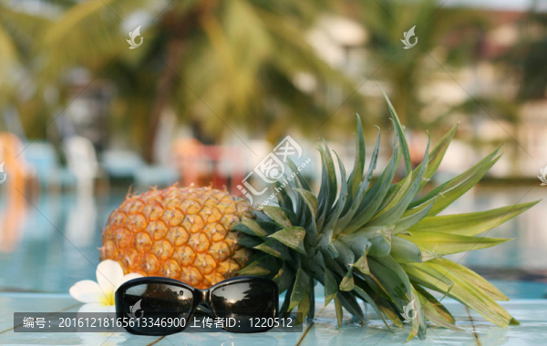 新鮮菠蘿和游泳池