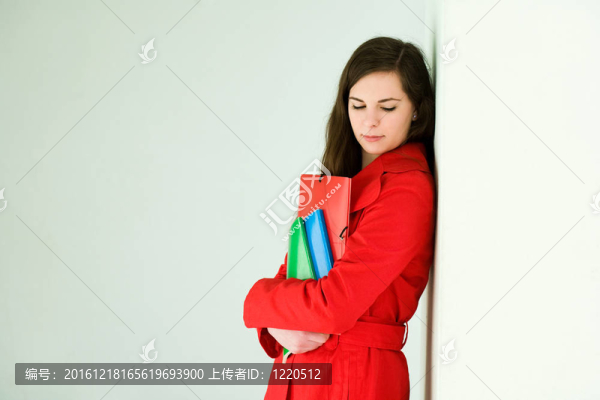 自信的年輕女學生。