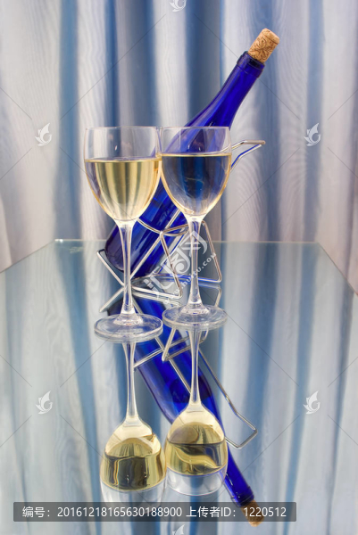 兩杯酒和一瓶深藍(lán)色的瓶子